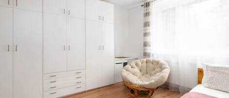 3 عدّة غرف نوم ومكواة/لوح كي وواي فاي وملاءات أسرّة