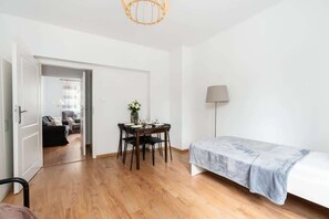3 bedrooms, iron/ironing board, WiFi, bed sheets - Spacious Apartment | 3 Bedrooms | Workspace. (Poznań)