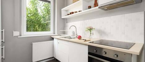 Frigorifero, microonde, forno, piano cottura