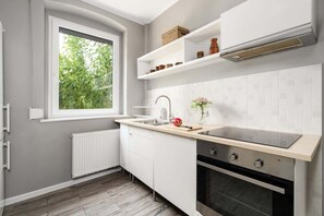 Jääkaappi, mikroaaltouuni, uuni, liesi