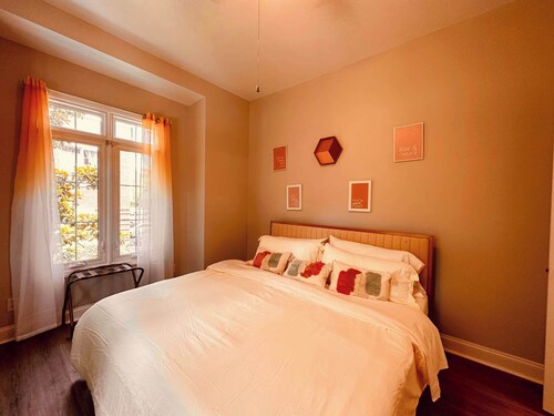 Adorable apartment uptown