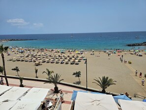 På stranden, solsenger og strandhåndklær