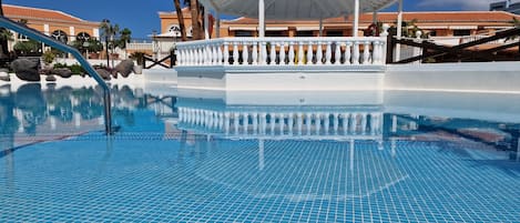Utomhuspool och uppvärmd pool