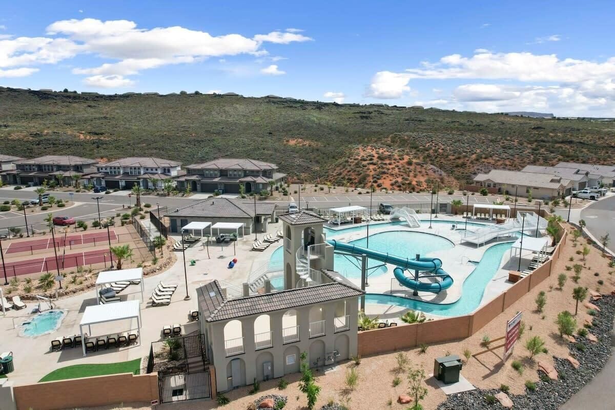 Un complex turístic amb piscina, tobogan aquàtic i pista de tennis.