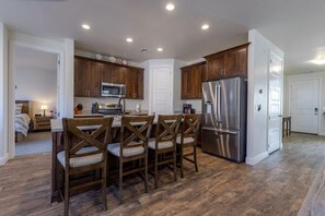 冷蔵庫、電子レンジ、オーブン、コンロ