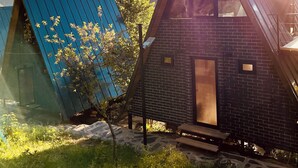Ein modernes Haus mit Satteldach, Ziegelaußenwand und Fenster.