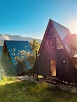 Una casa moderna con techo inclinado, fachada de ladrillo y ventana.