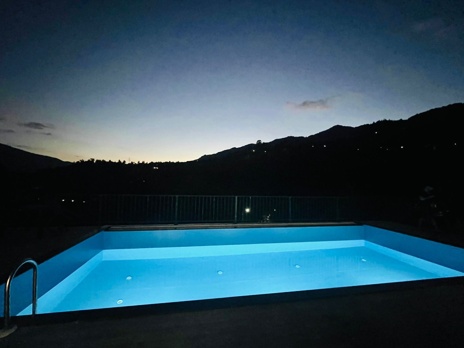 Piscina externa sazonal, guarda-sóis, espreguiçadeiras