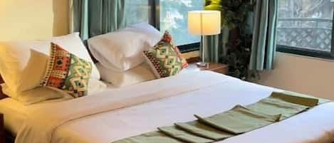 Quarto casal luxo | Quartos à prova de som, ferros/tábuas de passar roupa, Wi-Fi de cortesia