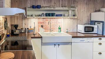 Kylskåp, spishäll, diskmaskin och kaffe- och tebryggare