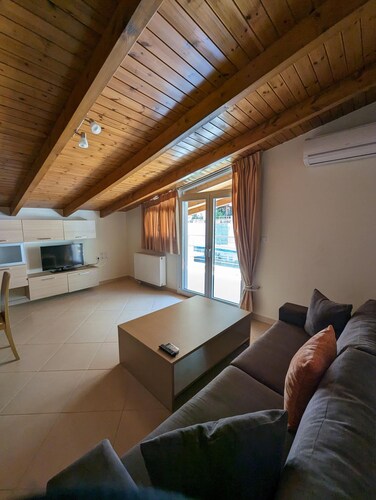 Samaras Apartments in Kamena Vourla