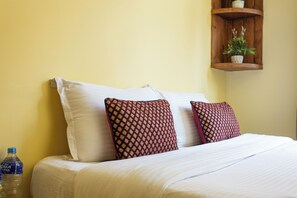 Rom – standard, 1 queensize-seng | Sengetøy av topp kvalitet, senger med overmadrass og lydisolert