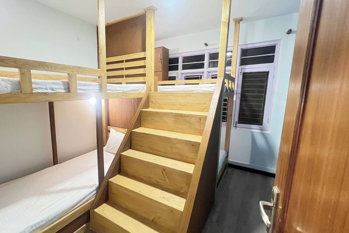 Bed in 4-Bed Mixed Dormitory Room | 고급 침구, 필로우탑 침대, 방음 설비, 다리미/다리미판