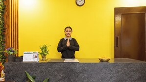 Un comptoir d’accueil avec une horloge, un calendrier et un bol de collations.