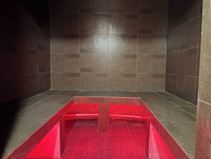 Badstue, dampbad, kroppsbehandlinger og aromaterapi