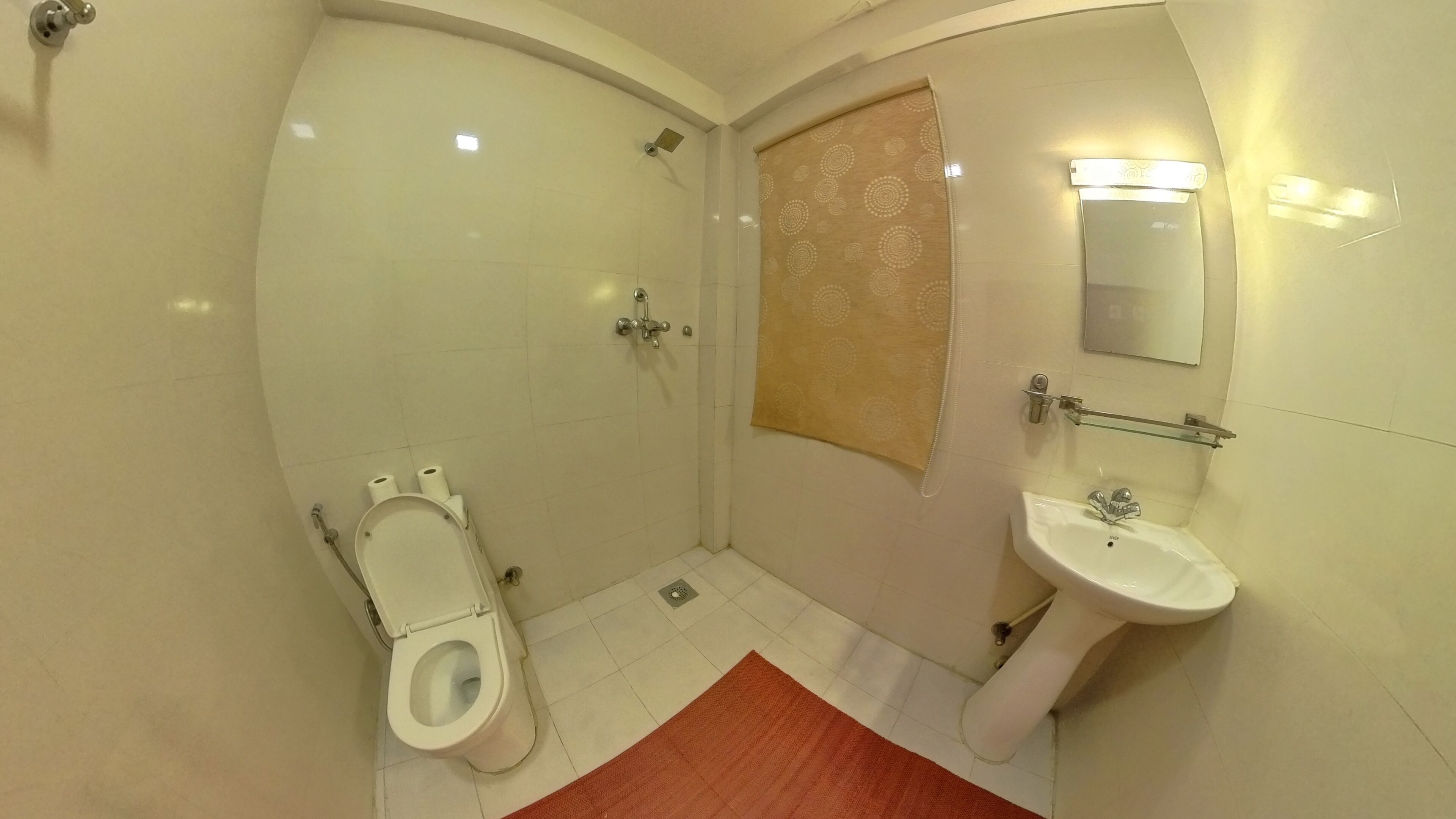 Un baño con inodoro, ducha y lavamanos.