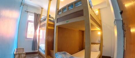 Bed in 4-Bed Mixed Dormitory Room | SÀngtillbehör av högsta kvalitet, bÀddmadrasser och ljudisolering