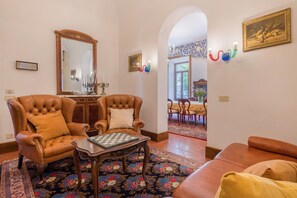 TV, caminetto, lettore DVD