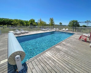 Una piscina al aire libre, una piscina climatizada