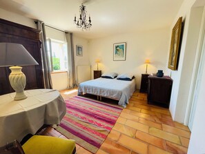 2 chambres, fer et planche à repasser, Wi-Fi, draps fournis