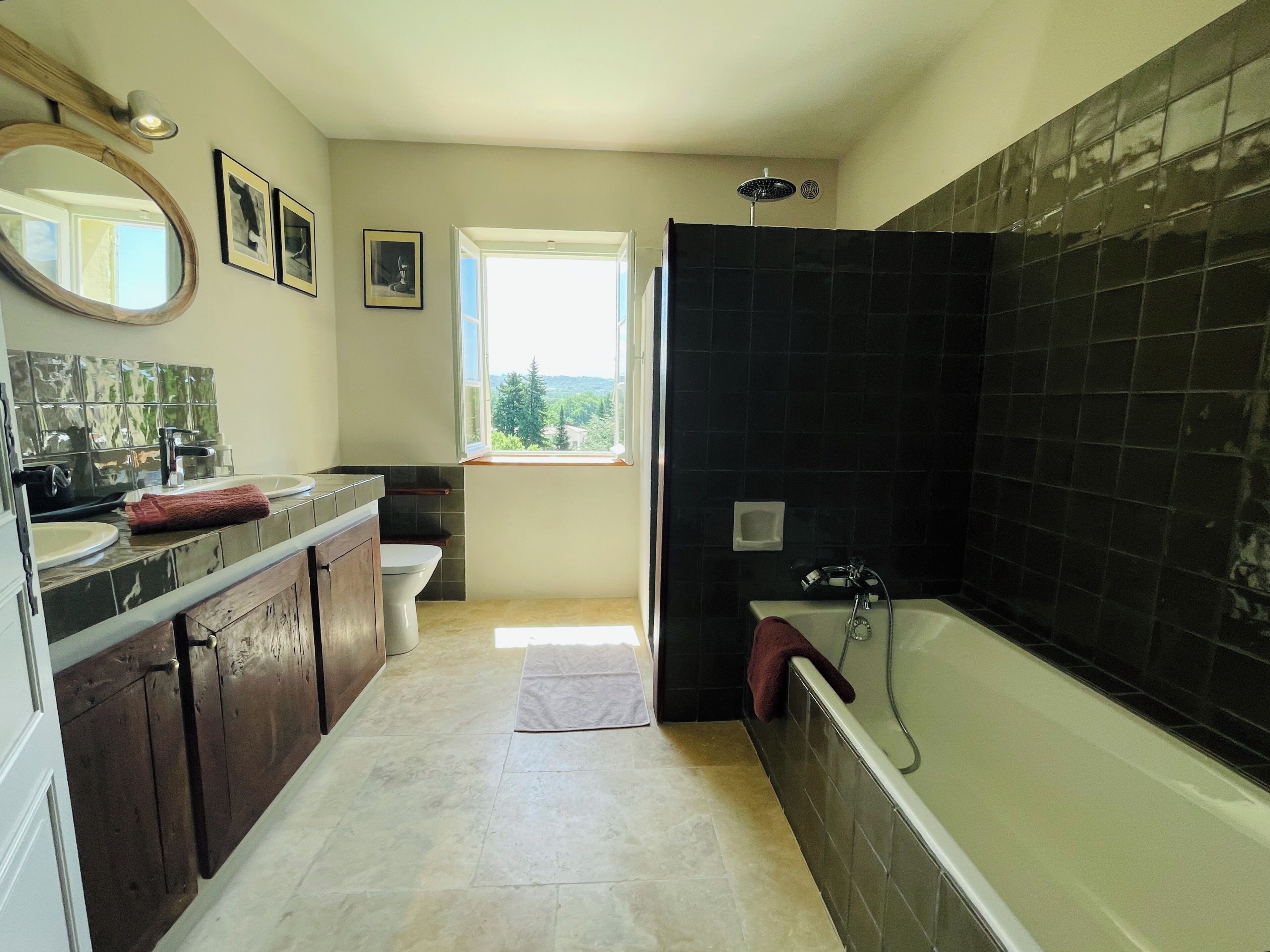 Douche, serviettes fournies, savon, papier toilette