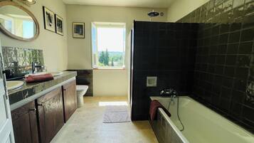 Douche, serviettes fournies, savon, papier toilette