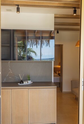 Standard King Room | Minibar, blackout drapes, soundproofing, iron/ironing board
