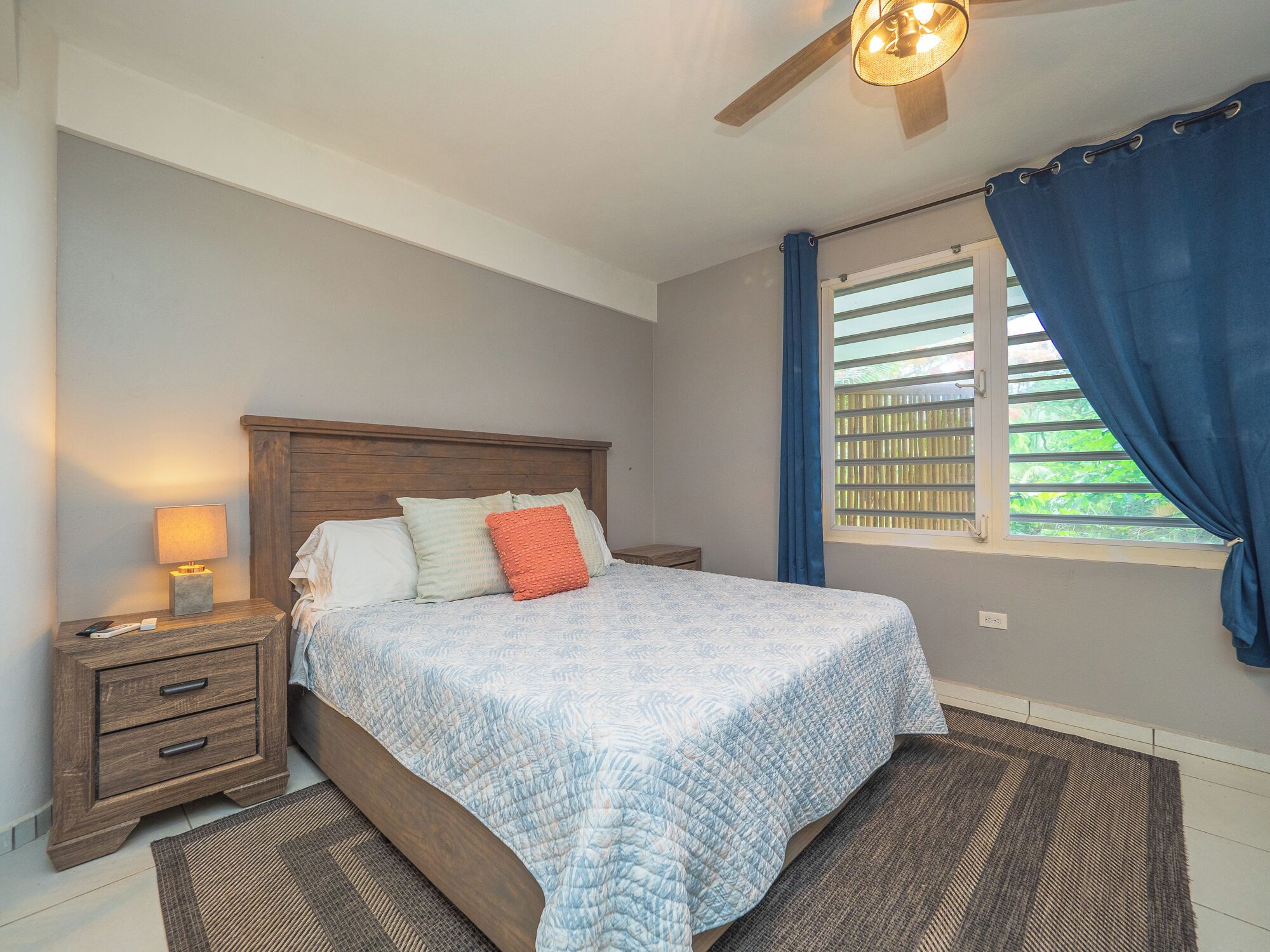 2 habitaciones, tabla de planchar con plancha, cuna de viaje y wifi 