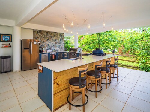 Garden Vacation w/ Outdoor Living Space and Kitchen, Large Rooms, King Size Beds