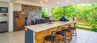 Garden Vacation w/ Outdoor Living Space and Kitchen, Large Rooms, King Size Beds