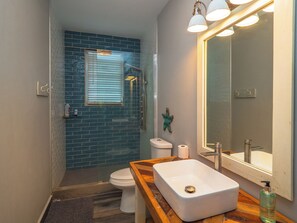 Een douche, een haardroger, handdoeken, zeep