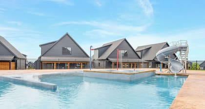 Stunning 8 bdrm! Indoor and Outdoor pool! Hot Tub!