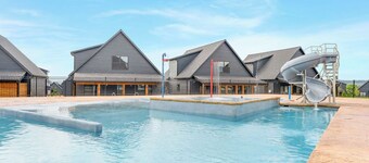 Stunning 8 bedroom home! Indoor and Outdoor pool!