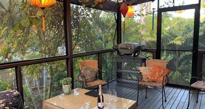 Enchanted Garden Island Cottage with Bikes and Air Con.