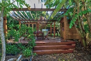Outdoor dining - Enchanted Garden Island Cottage with Bikes and Air Con. (Russell Island)