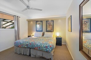 3 dormitorios, tabla de planchar con plancha, ropa de cama