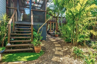 Enchanted Garden Island Cottage with Bikes and Air Con.