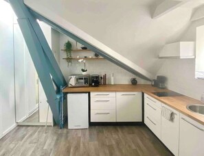 Een koelkast, een magnetron, een kookplaat