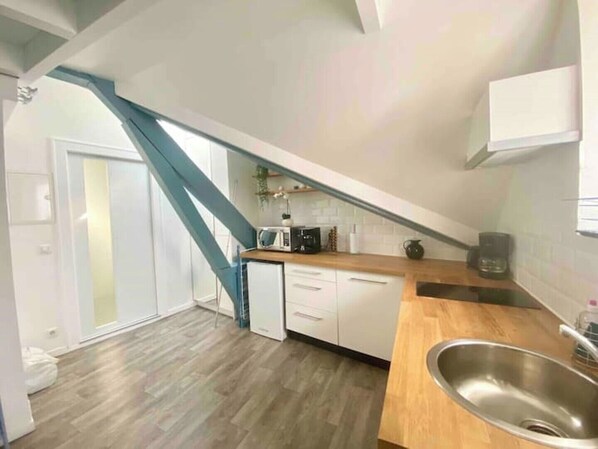 Réfrigérateur, micro-ondes, plaque de cuisson, cafetiÚre/bouilloire