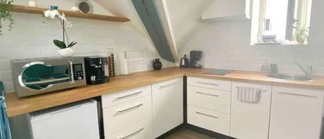 Kylskåp, mikrovågsugn, spishäll och kaffe- och tebryggare