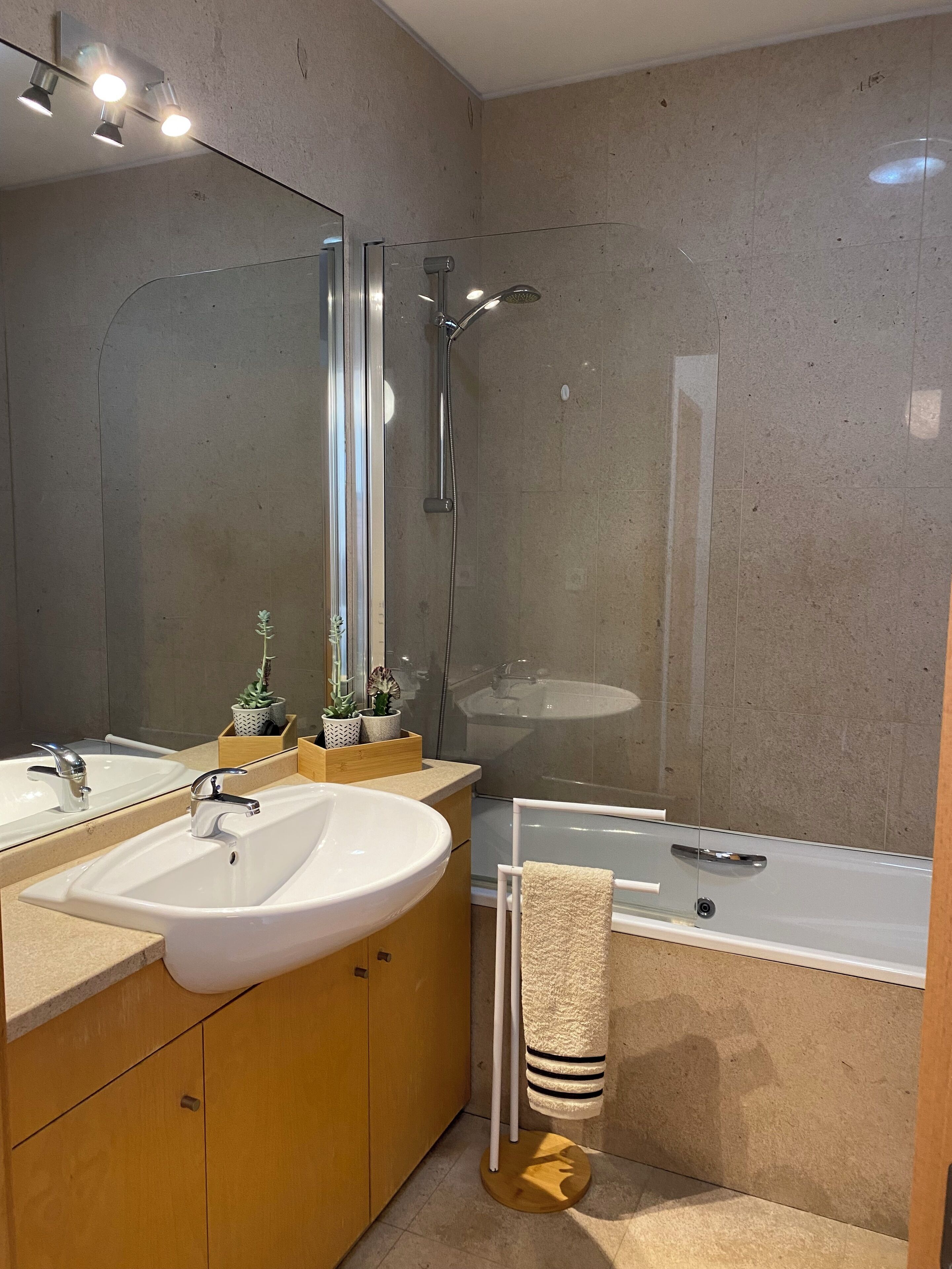 Articles de toilette gratuits, sèche-cheveux, bidet, serviettes fournies