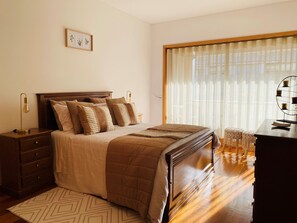 2 bedrooms, iron/ironing board, WiFi, bed sheets - Viseu Home: Apartamento espaçoso para famílias e amigos no centro de Viseu.  (Viseu)