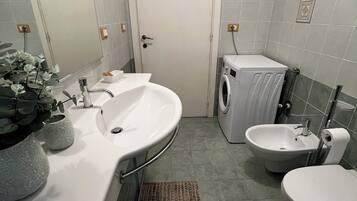 Dusche, Haartrockner, Bidet, Handtücher