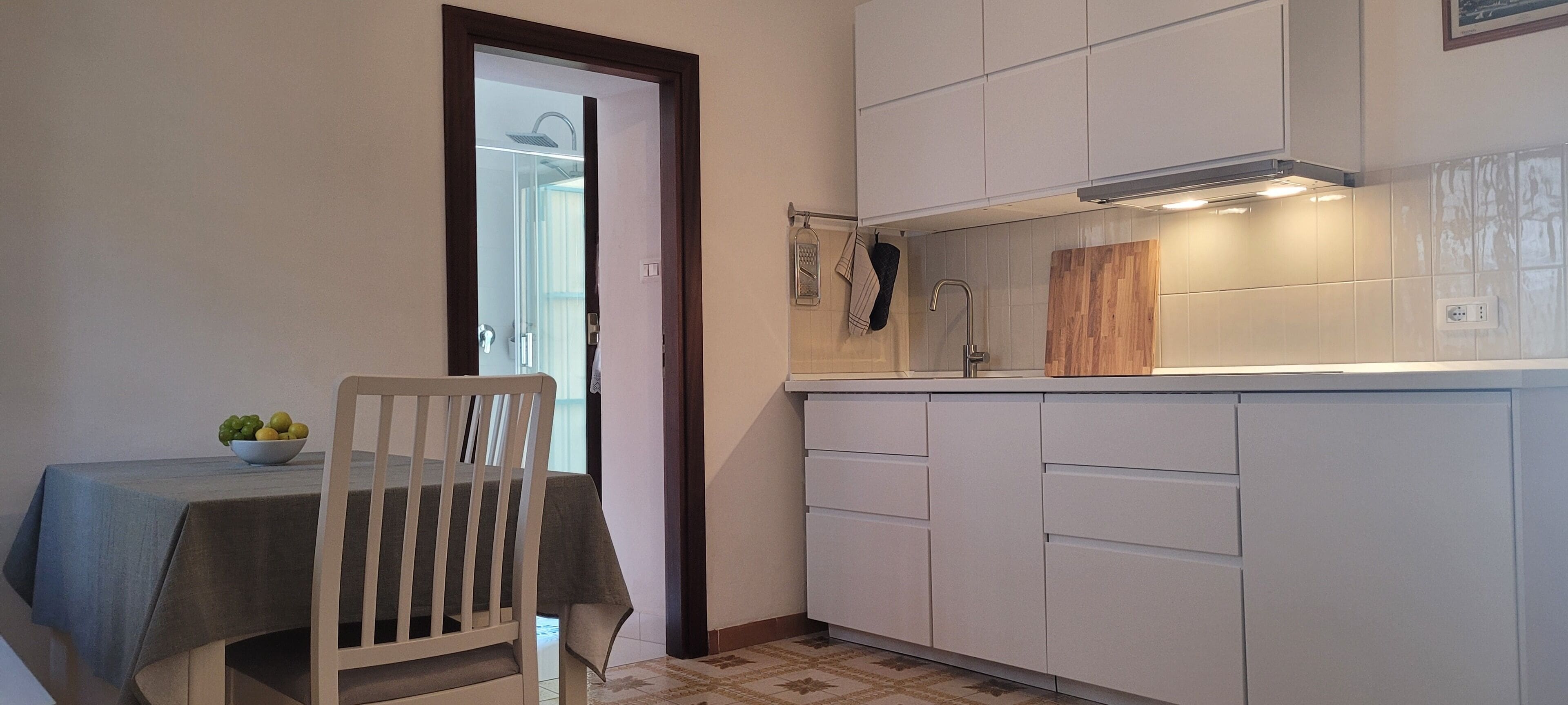 Kühlschrank, Geschirrspüler, Wasserkocher mit Kaffee-/Teezubehör