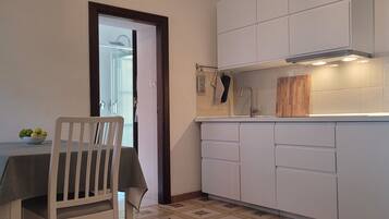 Kühlschrank, Geschirrspüler, Wasserkocher mit Kaffee-/Teezubehör