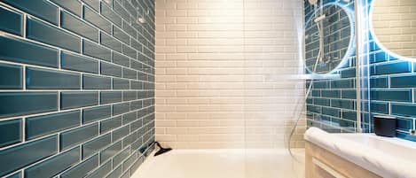 Badewanne, Haartrockner, Handtücher
