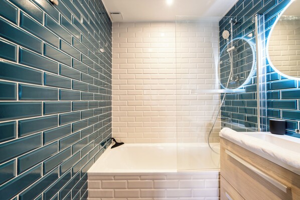 Bathtub, hair dryer, towels