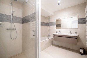 Bathtub, free toiletries, hair dryer, towels