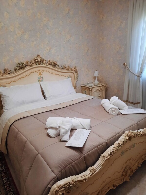 4 bedrooms, iron/ironing board, WiFi, bed sheets