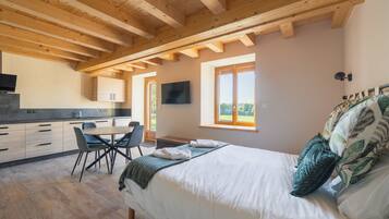 6 chambres, bureau, fer et planche Ă repasser, lit parapluie